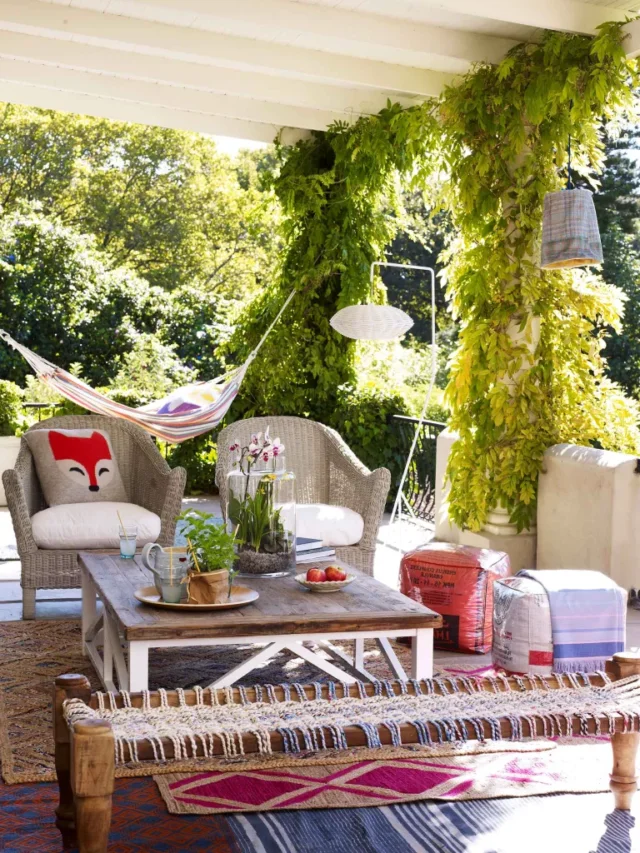 patio copertura idee per tenda da sole bianca con mobili colorati e piante rampicanti