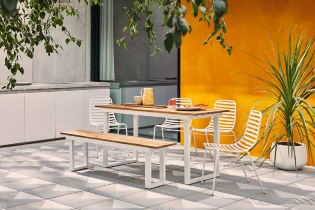 patio idee con parete color ocra e tavolo da pranzo