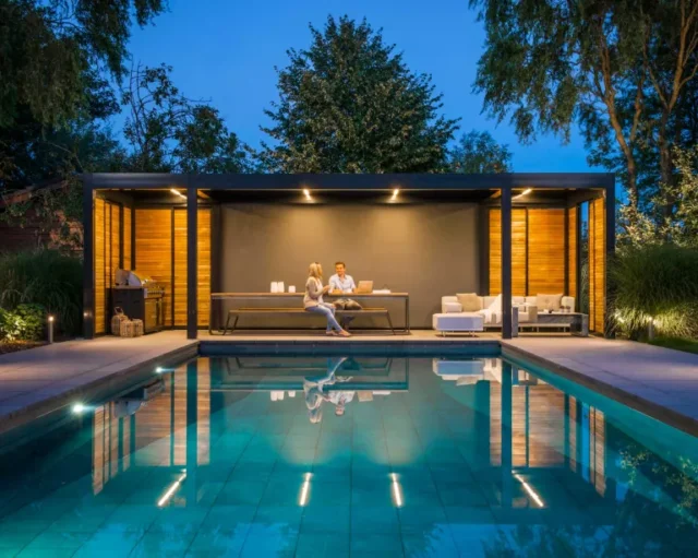 pergola moderna con luci a bordo piscina, progettata da Garden House Design