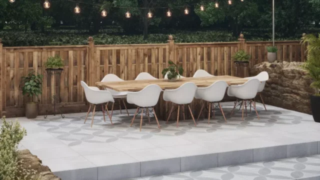 piastrelle pattinate su patio rialzato con tavolo e sedie