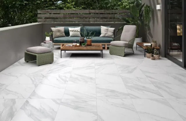 piastrelle per pavimenti effetto marmo utilizzate in un'area salotto