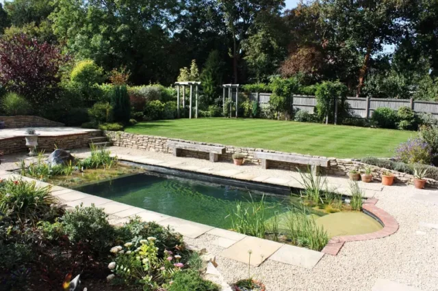 piccola piscina naturale in giardino by Gartenart