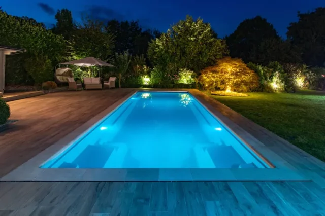 piscina esterna illuminata di notte da XL Pools