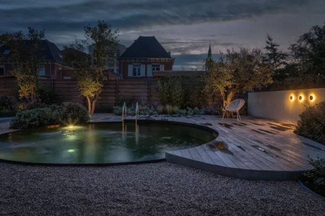 piscina naturale rotonda di notte da biotop