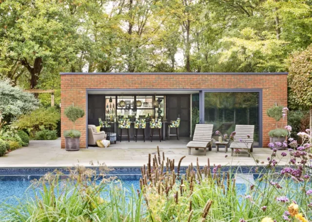 pool house ideas: pool house in mattoni e spazio cucina