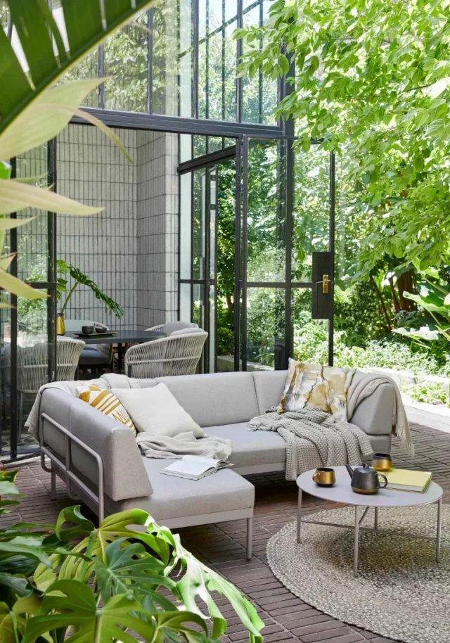 scena di patio verdeggiante con mobili da giardino di John Lewis