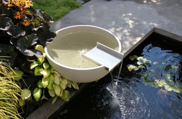 Scupper ciotola d'acqua utilizzato sul bordo di un laghetto da giardino