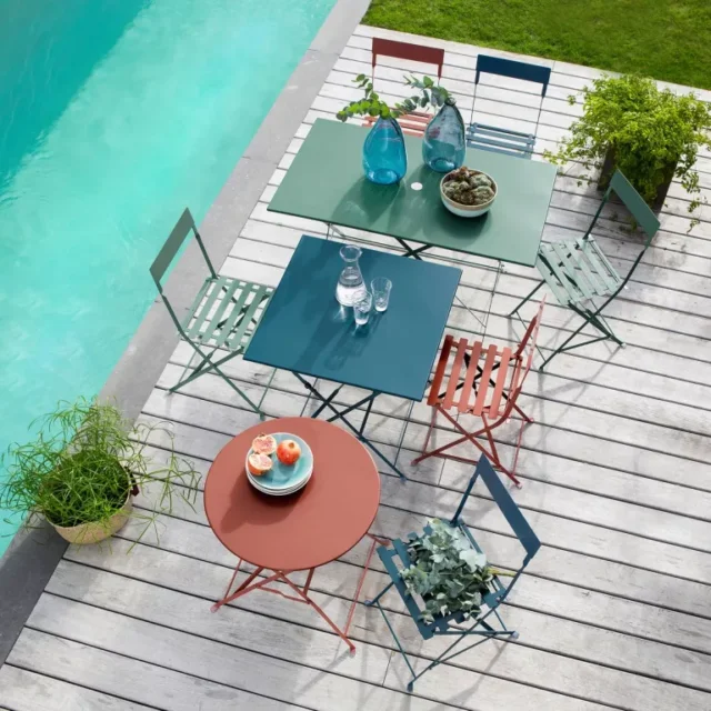 set di mobili da giardino colorati su una terrazza coperta