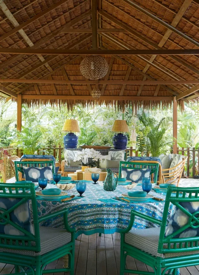 soggiorno esterno con copertura in stile tropicale