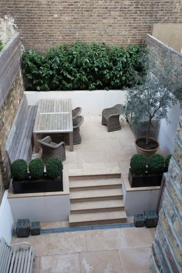 stretto cortile moderno con gradini e cucina all'aperto