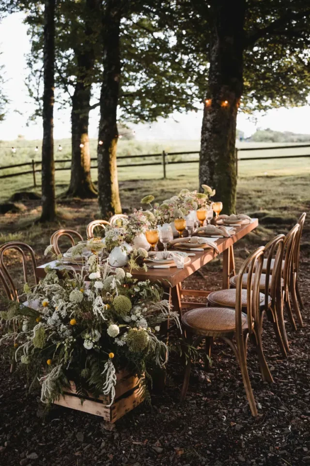 tavolo da festa per idee da pranzo con bei fiori sotto gli alberi