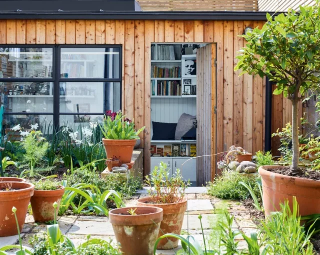 ufficio da giardino rivestito in legno studio d'artista in un giardino urbano