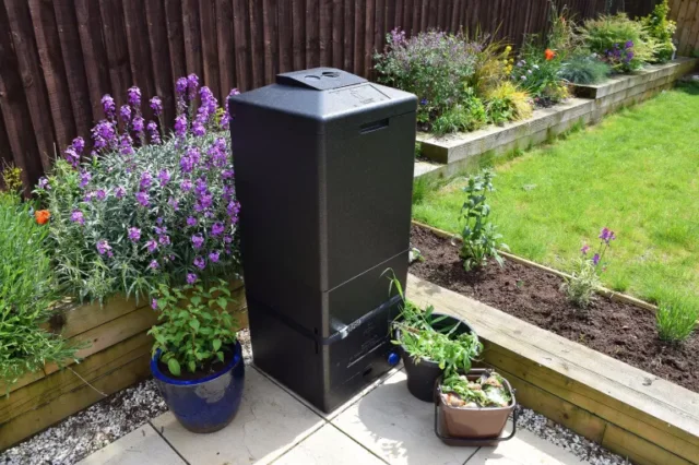 un contenitore per il compostaggio a caldo in un giardino