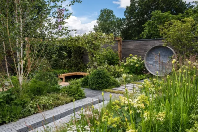 Un posto per incontrarsi di nuovo giardino da Mike Long a Hampton court palace garden festival 2021
