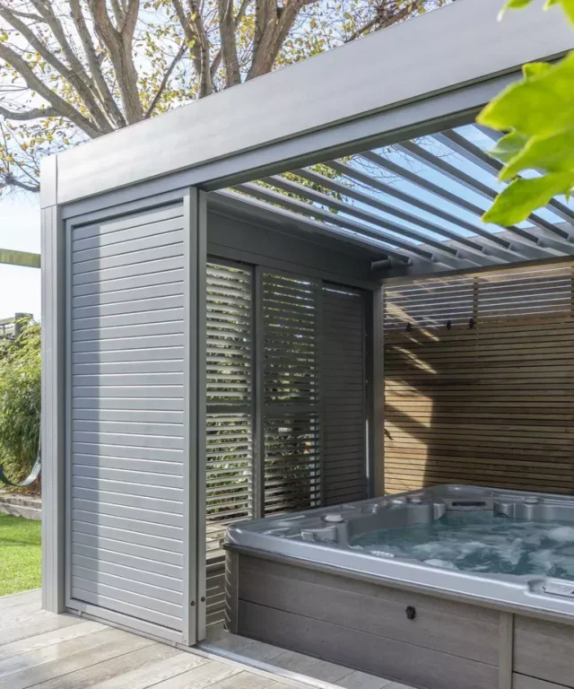 vasca idromassaggio in una moderna pergola recintata di garden house design